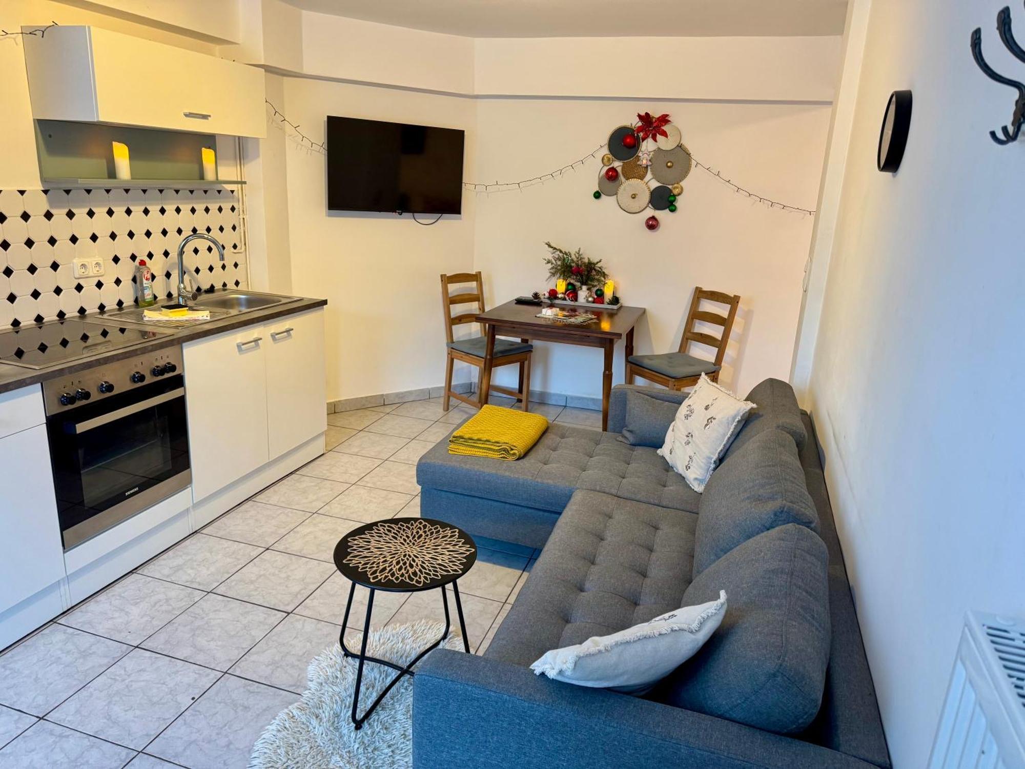 Kleine-romantische Parkplatz Vor Dem Haus!